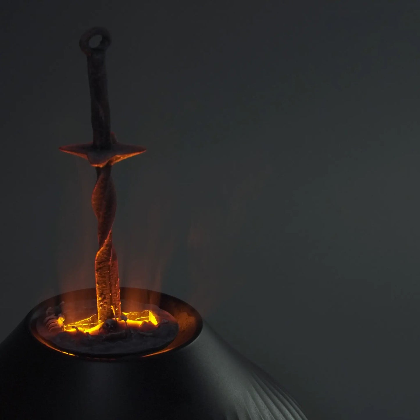 Modèle d'épée en spirale Dark Soul Soul Game Effet lumineux Humidificateur Ornements